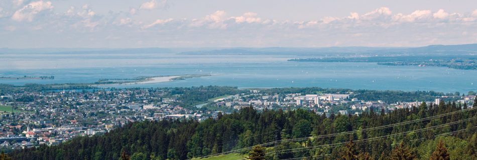 Tänään kipusimme (autolla) ihailemaan maisemia sekä Chrisin studiota vuorilla