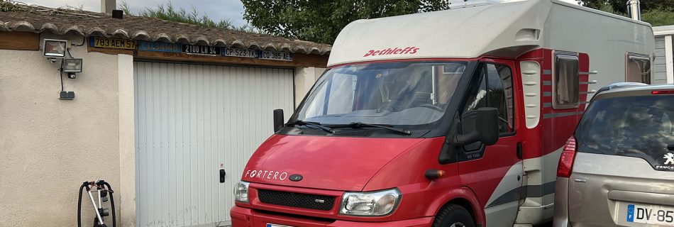 Tellu turvassa Aulin pihalla